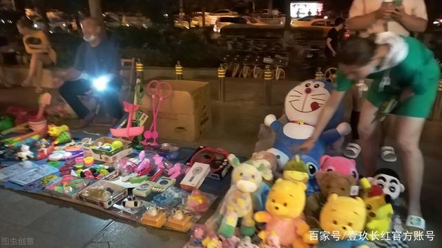 校园玩具地摊年入百万 揭秘大学生创业背后的精细化运营之道